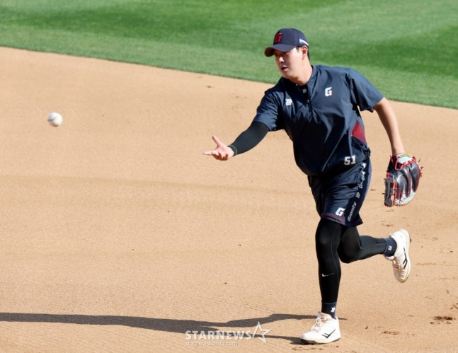 Lotte's Na Seung-yeop is seen training ahead of the match against KT on the 6th. /Photo=Senior reporter Kang Young-jo