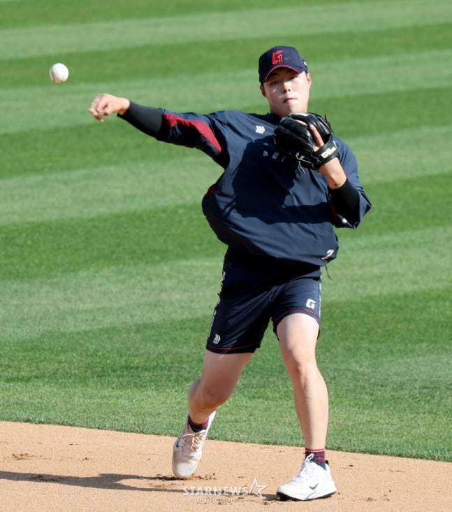 Lotte's Ko Seung-min is seen training ahead of the match against KT on the 6th. /Photo=Senior reporter Kang Young-jo