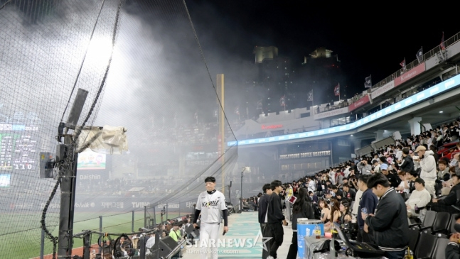 6日，在比赛途中浓烟弥漫的水原KT Wizpark。 =照片=高级记者姜英祖。