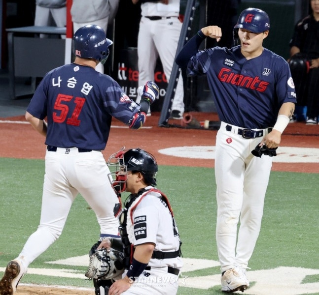 Lotte Na Seung-yeop (trái) đang nhận được sự hoan nghênh của Go Seung-min sau khi đánh một cú homerun 6 lần trước KT vào ngày 6. /Ảnh = Phóng viên cao cấp Kang Young Jo