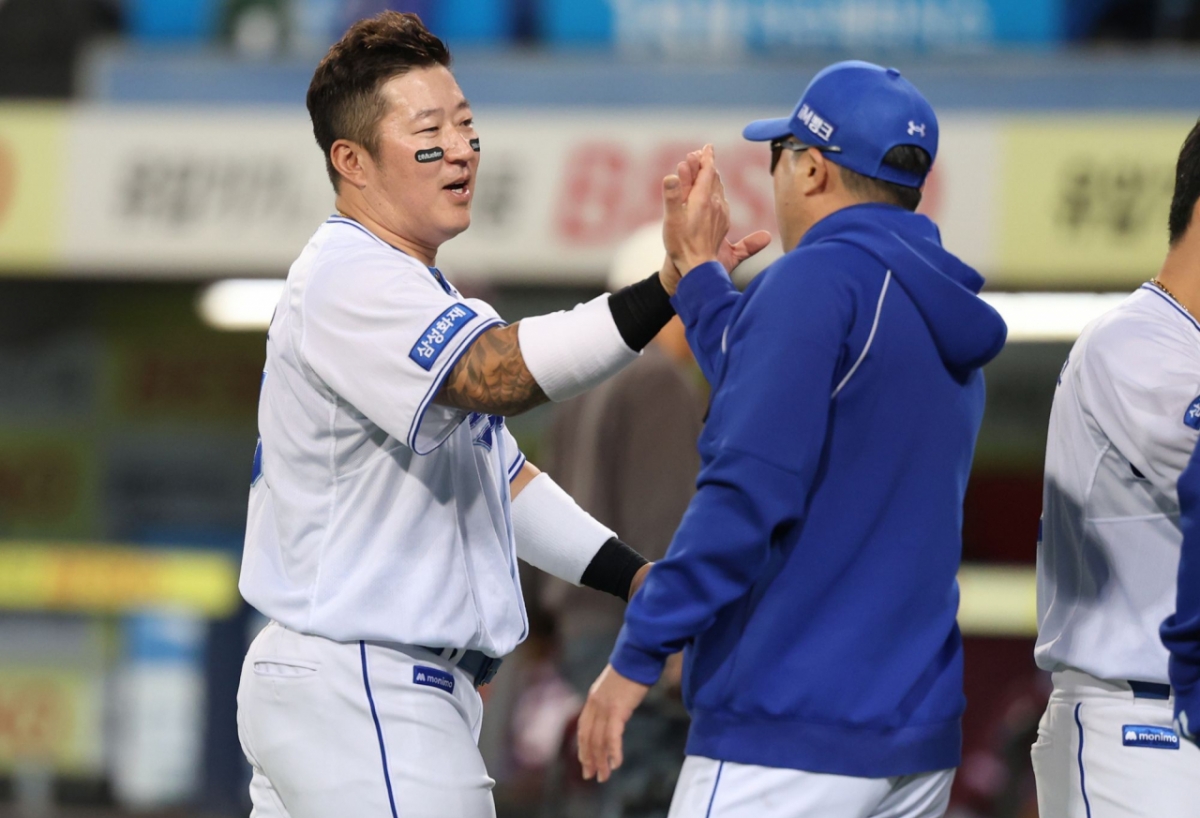 試合を終えた後、崔炯宇（チェ·ヒョンウ、左）が朴ジンマン監督とハイタッチをしている。 /写真=三星ライオンズ