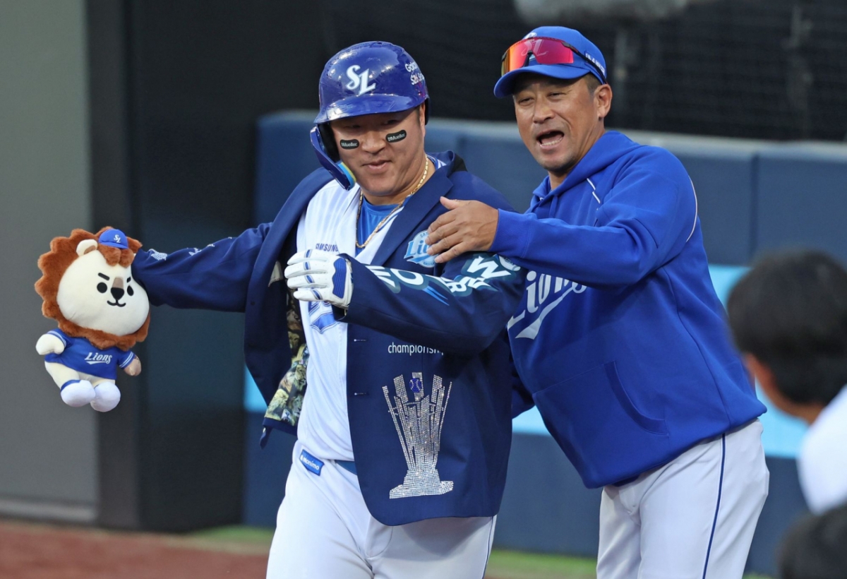 村上打撃コーチが1回、本塁打を放った崔炯宇（チェ·ヒョンウ）に本塁打ジャケットを着せている。 /写真=三星ライオンズ