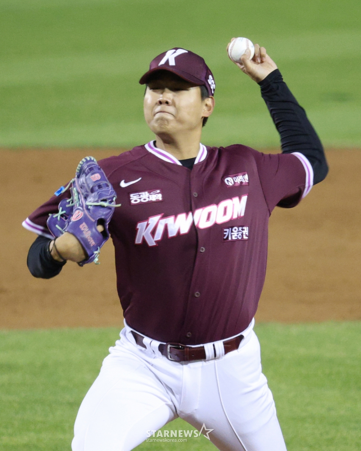Матч Doosan Bears против Kiwoom Heroes в лиге SOL KBO 2026 состоялся 7-го числа на бейсбольном стадионе Джамсиль в Сеуле.  Кивум Пак Чон Хун борется. /Фото = Ким Джин Кён.jinkyung@