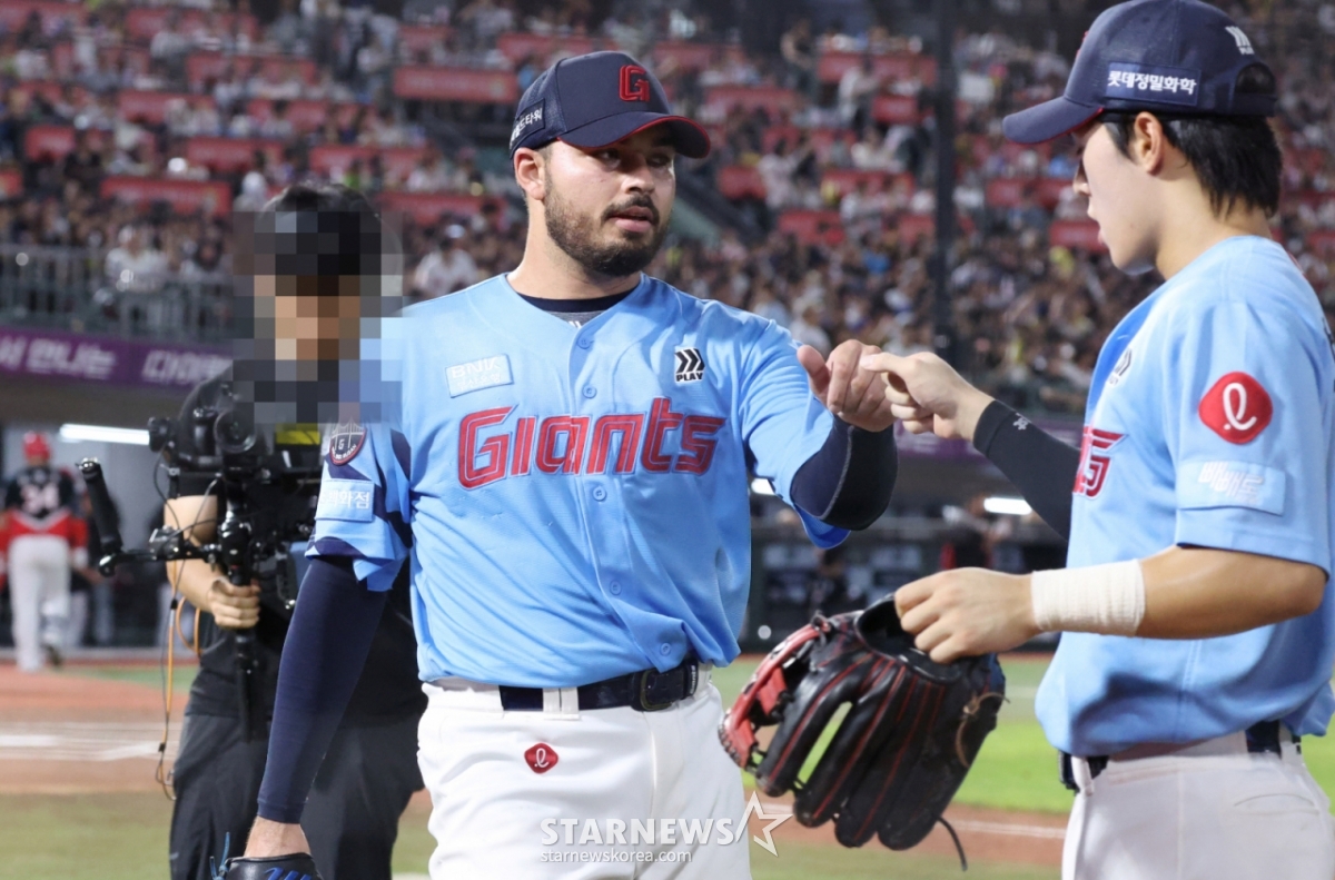 The 2025 Shinhan SOL Bank KBO League Lotte Giants vs. KIA Tigers game was held on the 5th at Busan Sajik Baseball Stadium. Lotte starting pitcher Gamboa is seen encouraging fielders after finishing his pitching in the bottom of the 6th inning. /Photo=Kim Jin-kyung kim.jinkyung@
