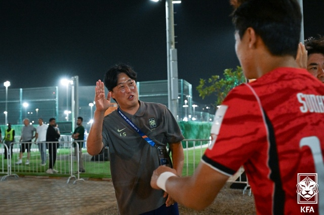 Đạo diễn Kim Hyun-joon (trái). /Ảnh = Hiệp hội bóng đá Hàn Quốc cung cấp