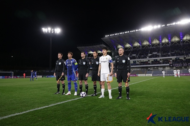 Gangwon FC (áo trắng) đối đầu với Machida Zelara ở vòng 16 đội ACEL từ 2025 đến 2026. /Ảnh = Liên đoàn bóng đá chuyên nghiệp Hàn Quốc cung cấp