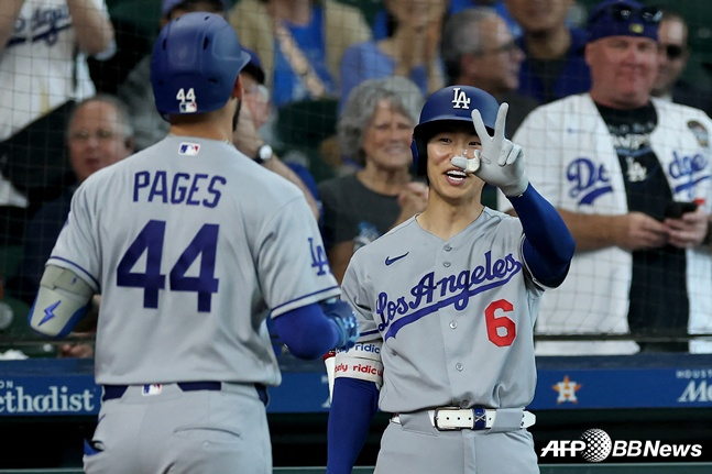 LA Dodgers Kim Hye Sung (phải) đang chúc mừng Andy Fahes, người đã đánh ba cú home run trong trận đấu với Houston Astros vào ngày 7. /AFPBBNews = Tin tức 1
