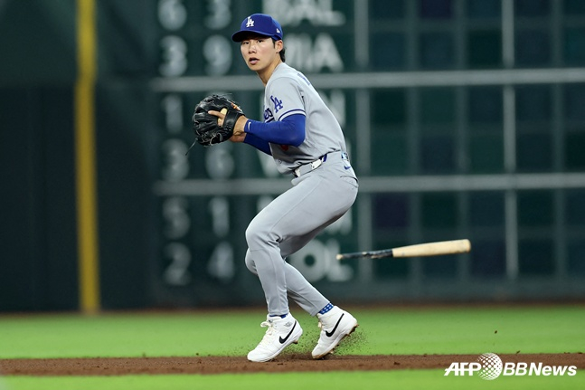 Kim Hye Sung của đội LA Dodgers đang chơi phòng ngự với tư cách là cầu thủ chặn bóng trong trận đấu sân khách với Houston Astros vào ngày 7. /AFPBBNews = Tin tức 1