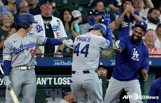 LA Dodgers Kim Hye Sung (trái) đang chúc mừng Andy Fahes, người đã đánh ba cú home run trong trận đấu với Houston Astros vào ngày 7. /AFPBBNews = Tin tức 1