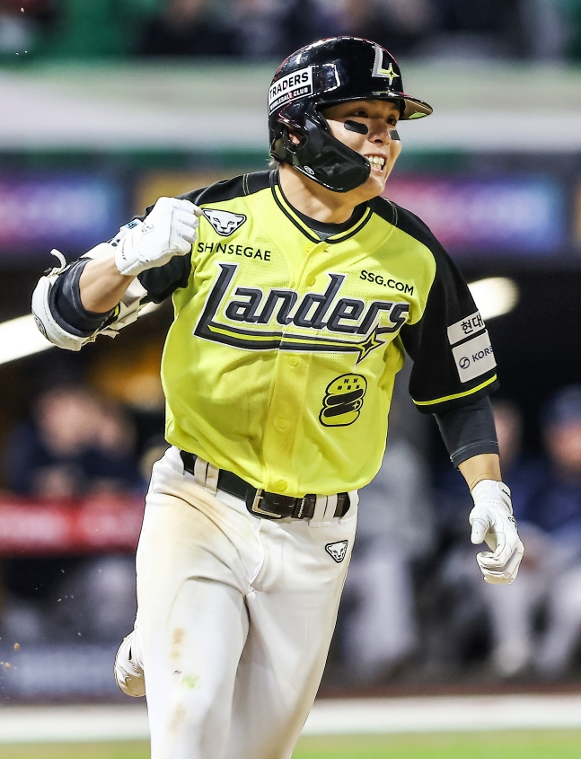 SSG Landers' Jung Jun-jae clenched his fist after hitting a walk-off single in the bottom of the ninth inning against NC Dinos in a home game on the 7th. /Photo=SSG Landers