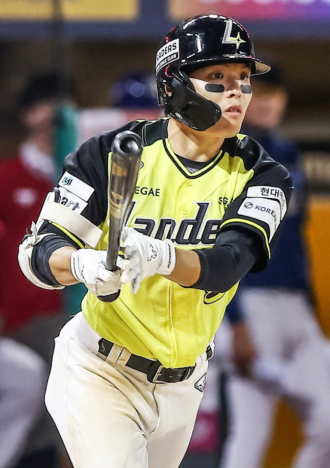 SSG Landers' Jung Jun-jae clenched his fist after hitting a walk-off single in the bottom of the ninth inning against NC Dinos in a home game on the 7th. /Photo=SSG Landers