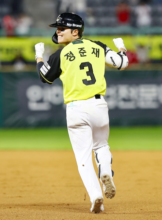 SSG Landers' Jung Jun-jae smiles as he watches his teammates rush over to celebrate after hitting a walk-off single in the bottom of the ninth inning against NC Dinos in a home game on the 7th. /Photo=SSG Landers