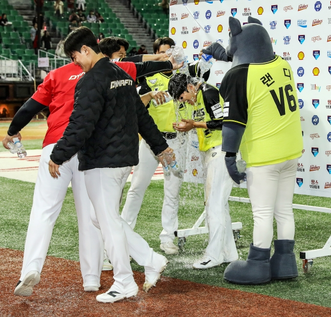 SSG Landers' Jung Jun-jae is drenched in celebratory water by his teammates after hitting a walk-off single in the bottom of the ninth inning against NC Dinos in a home game on the 7th and finishing a broadcast interview. /Photo=SSG Landers