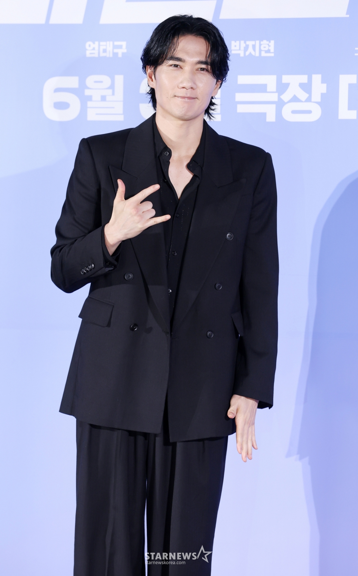 俳優オム·テグが7日、ソウル広津区ロッテシネマ建大入口で行われた映画「ワイルドシング」製作報告会に参加しポーズを取っている。 /2026.05.07 /写真=キム·フィソン hwijpg@