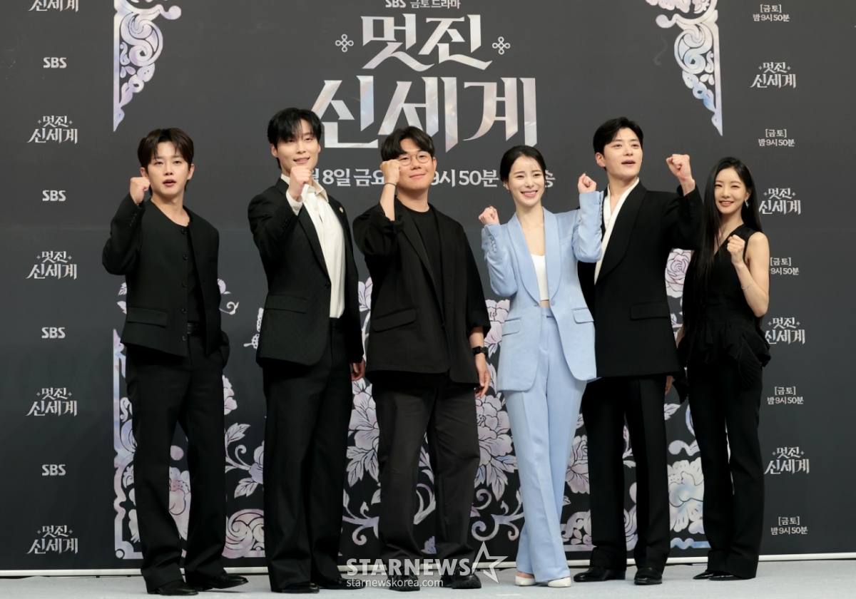 (Seoul=NEWS1) Reporter Kwon Hyun-jin = Actors Kim Min-seok (from left), Heo Nam-jun, PD Han Tae-seop, Lim Ji-yeon, Jang Seung-jo, and Lee Se-hee attended the production presentation for SBS's new Friday-Saturday drama 'Beautiful World' (script by Kang Hyun-ju) held at Mokdong SBS in Yangcheon-gu, Seoul, on the 7th, posing for photos. 'Beautiful World' is a romance comedy drama depicting the explosive, war-like romance between Shin Seo-ri (played by Lim Ji-yeon), a nameless actress possessed by the soul of a notorious Joseon villainess and turned into a 'villain,' and Cha Se-gye (played by Heo Nam-jun), a vicious chaebol called a monster born of capitalism. 2026.5.7/NEWS1 Copyright © NEWS1. All rights reserved. Unauthorized reproduction, redistribution, and AI learning are prohibited. /Photo=NEWS1) Reporter Kwon Hyun-jin