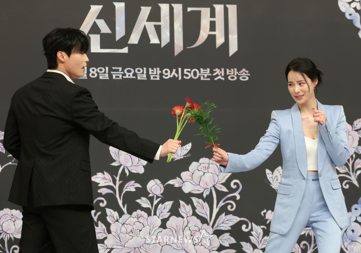 (Seoul=NEWS1) Reporter Kwon Hyun-jin = Actors Heo Nam-jun and Lim Ji-yeon (right) attended the production presentation for SBS's new Friday-Saturday drama 'Beautiful World' (script by Kang Hyun-ju, directed by Han Tae-seop) held at Mokdong SBS in Yangcheon-gu, Seoul, on the 7th, posing for photos. 'Beautiful World' is a romance comedy drama depicting the explosive, war-like romance between Shin Seo-ri (played by Lim Ji-yeon), a nameless actress possessed by the soul of a notorious Joseon villainess and turned into a 'villain,' and Cha Se-gye (played by Heo Nam-jun), a vicious chaebol called a monster born of capitalism. 2026.5.7/NEWS1 Copyright © NEWS1. All rights reserved. Unauthorized reproduction, redistribution, and AI learning are prohibited. /Photo=NEWS1) Reporter Kwon Hyun-jin