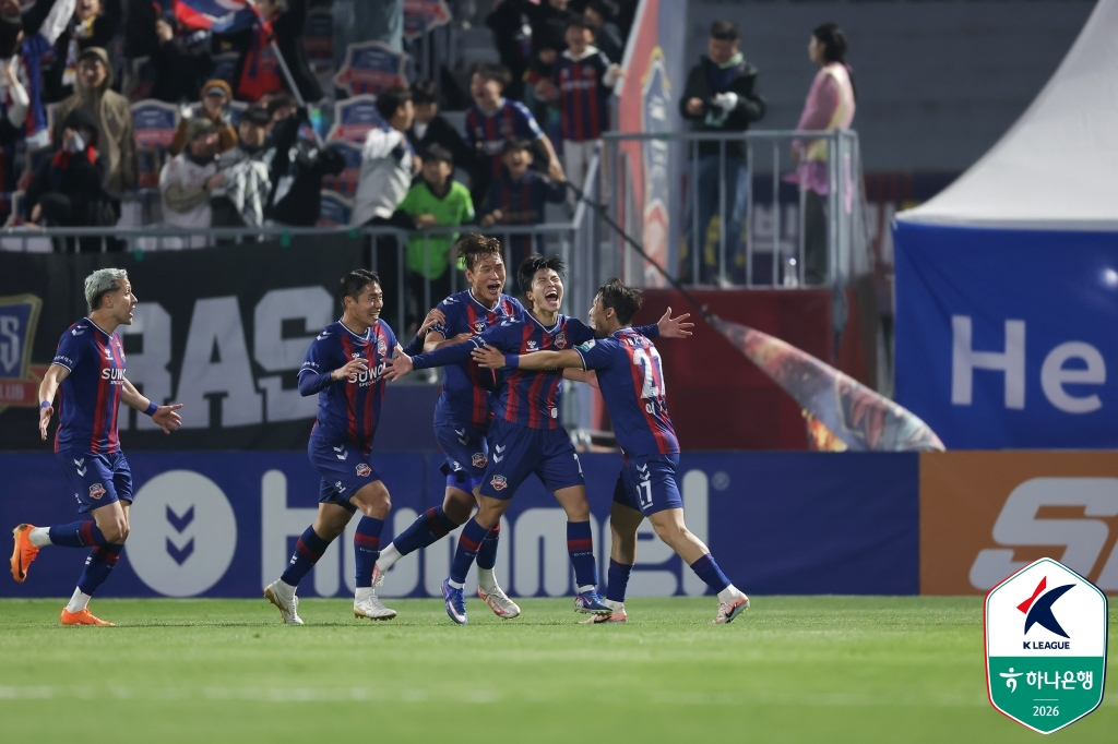 水原FCの選手たち。 /写真=韓国プロサッカー連盟提供