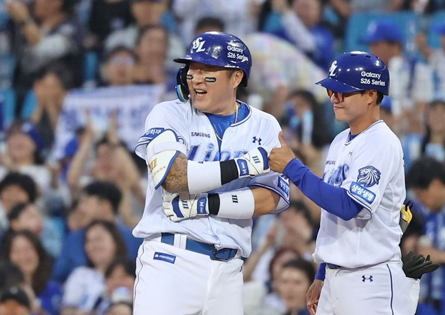 Choi Hyung-woo (trái), tiếp tục chuỗi 14 trận đánh liên tiếp. /Ảnh = Samsung Lions