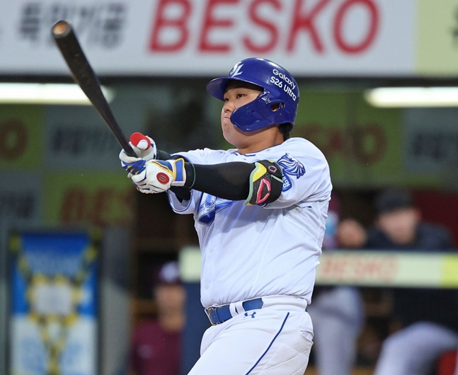 Kim Do Hwan đa năng đầu tiên của mùa giải. /Ảnh = Samsung Lions