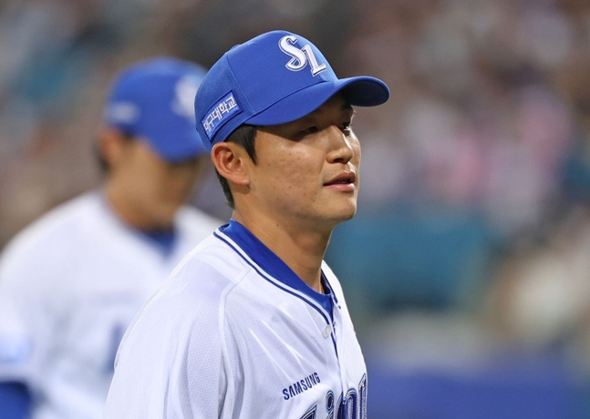 Park Gye-beom entrando al dugout para el cambio de ofensiva y defensa durante el partido del día 7. /Foto=Lions de Samsung