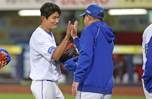 Park Gye-beom (izquierda) y el entrenador Park Jin-man saludándose con un abrazo después del partido del día 7. /Foto=Lions de Samsung