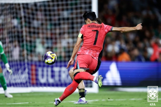 South Korea national team captain Son Heung-min scores an equalizer with a left-footed half-volley shot during the match against Mexico held at Geodis Park in Nashville, Tennessee, USA. /Photo=Korea Football Association (KFA) provided