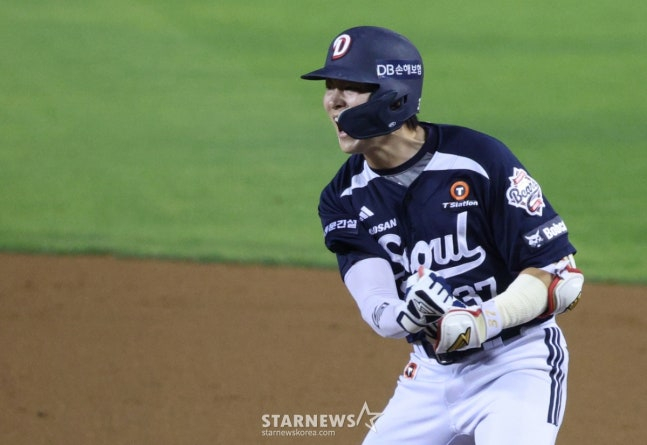 Doosan's Park Ji-hoon celebrates after hitting a go-ahead, two-run single in the top of the 8th inning against LG on the 7th. /Photo=Chief correspondent Kim Jin-kyung