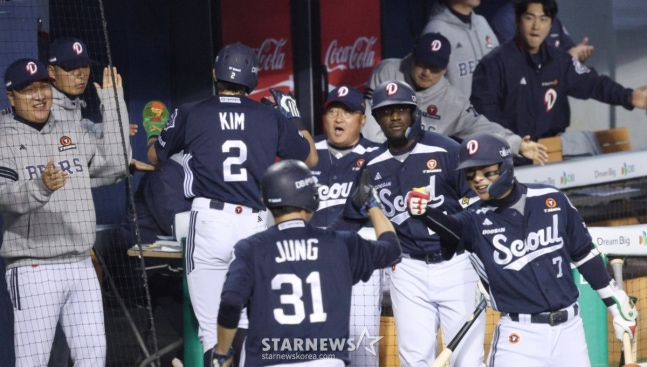 Doosan's Kim Min-seok and Jung Soobin score on Park Ji-hoon's two-run single in the 8th inning against LG on the 7th as they head back to the dugout. /Photo=Chief correspondent Kim Jin-kyung