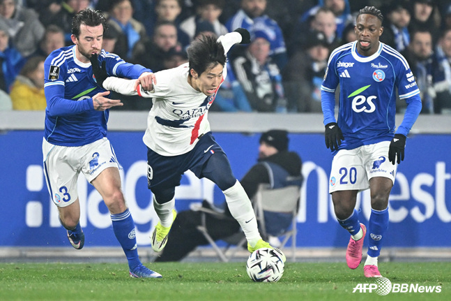Lee Kang-in (center) focusing on the match. /AFPBBNews=NEWS1