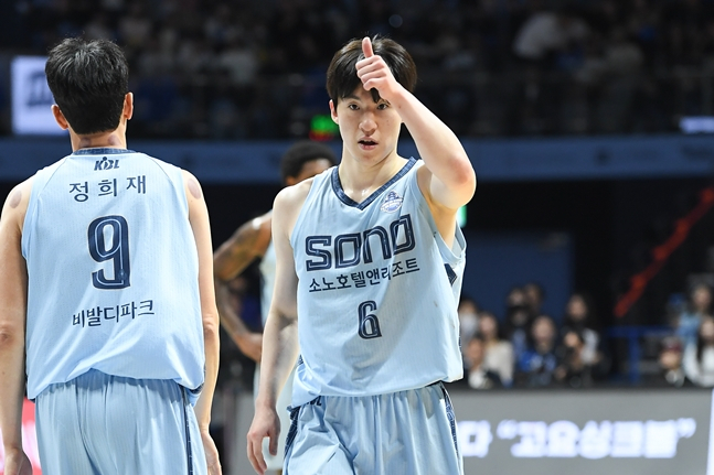 Mèo Sono Lee Jung-hyun (phải). /Ảnh = Cung cấp KBL