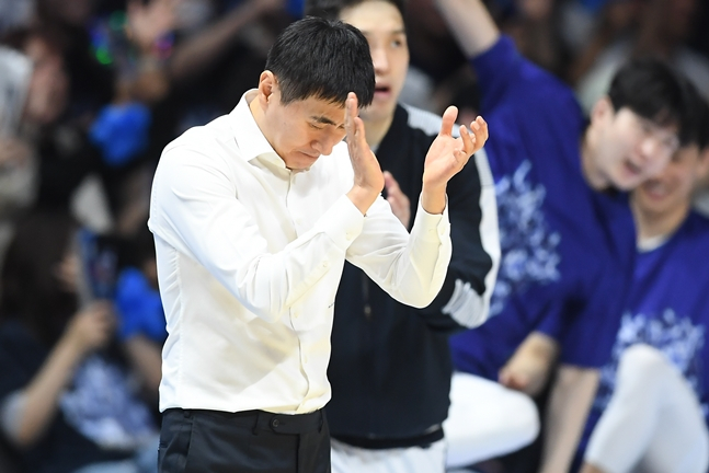 Huấn luyện viên Lee Sang Min đang vỗ tay trong trận đấu thứ hai của trận đấu quyết định vô địch bóng rổ chuyên nghiệp LG 2025-2026 được tổ chức tại Sono Arena, Goyang vào lúc 7 giờ tối ngày 7. /Ảnh = Cung cấp KBL