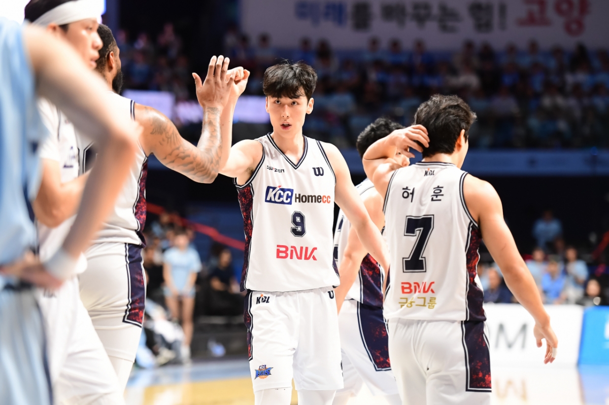 Song Gyo-chang (center). /Photo=KBL