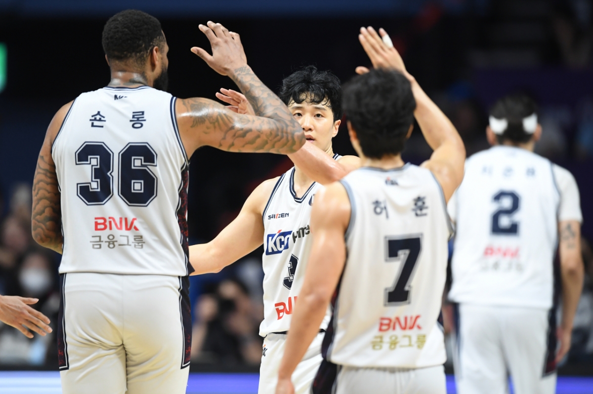 Heo Woong (center), Sean Long, and Heo Hoon are hugging. Photo=KBL