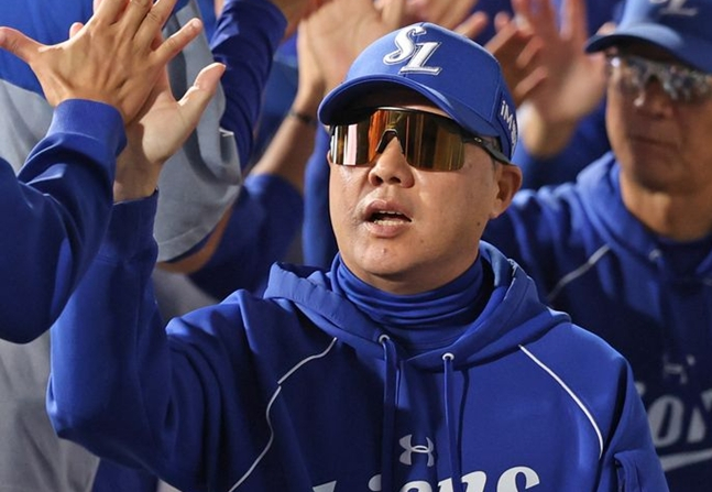 Samsung Lions manager Park Jin-man is hugging Haifa Eve after the Kiwoom game on the 7th. /Photo=Samsung Lions