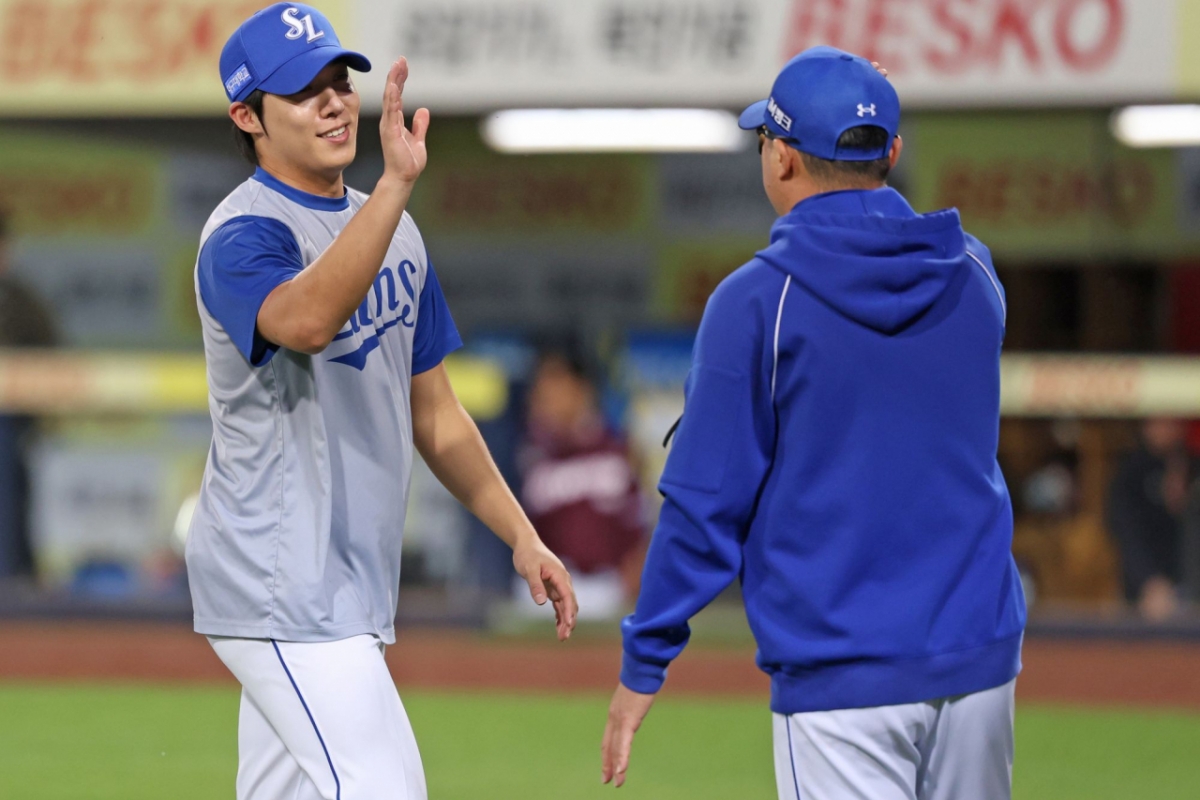 Samsung Lions manager Park Jin-man is hugging Haifa Eve with Won Tae-in (left). /Photo=Samsung Lions