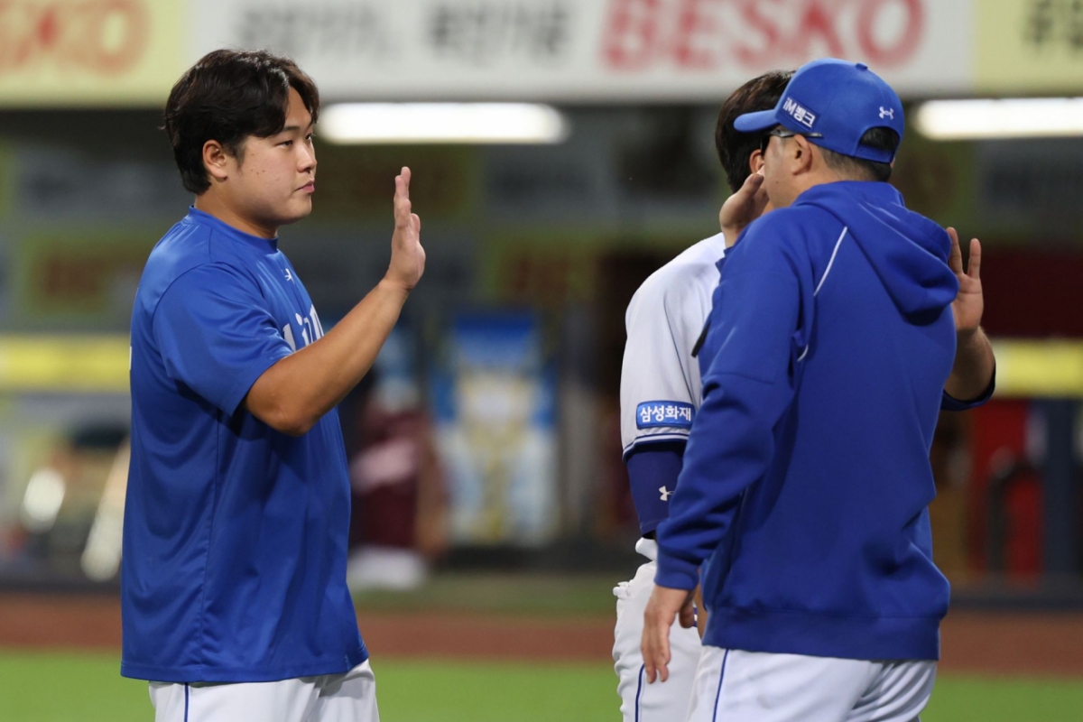 Samsung Lions manager Park Jin-man is hugging Haifa Eve with Kim Do-hwan (left). /Photo=Samsung Lions