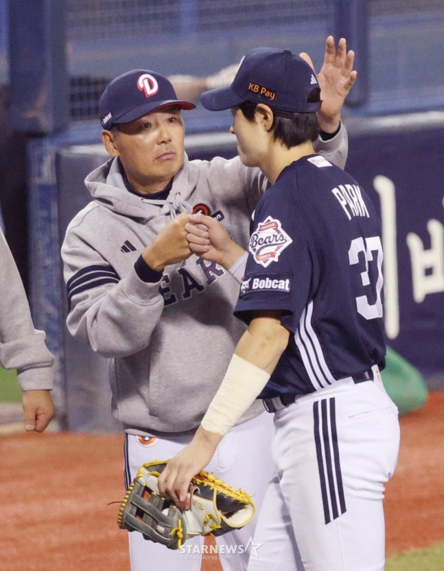 Doosan manager Kim Won-hyung (left) is seen hugging Park Ji-hoon and Haifa Eve after winning against LG on the 7th. /Photo=Chief correspondent Kim Jin-kyung