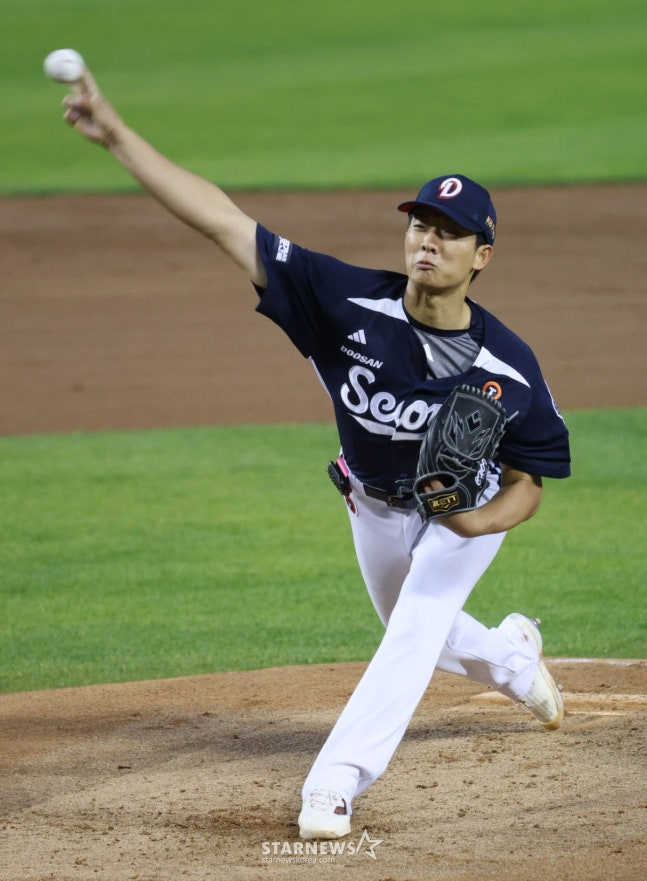 Doosan's Choi Min-seok pitches during the game against LG on the 7th. /Photo=Chief correspondent Kim Jin-kyung