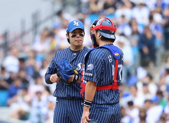 Won Tae-in (left) and Kang Min-ho having a conversation during the LG game on April 19. /Photo=Samsung Lions
