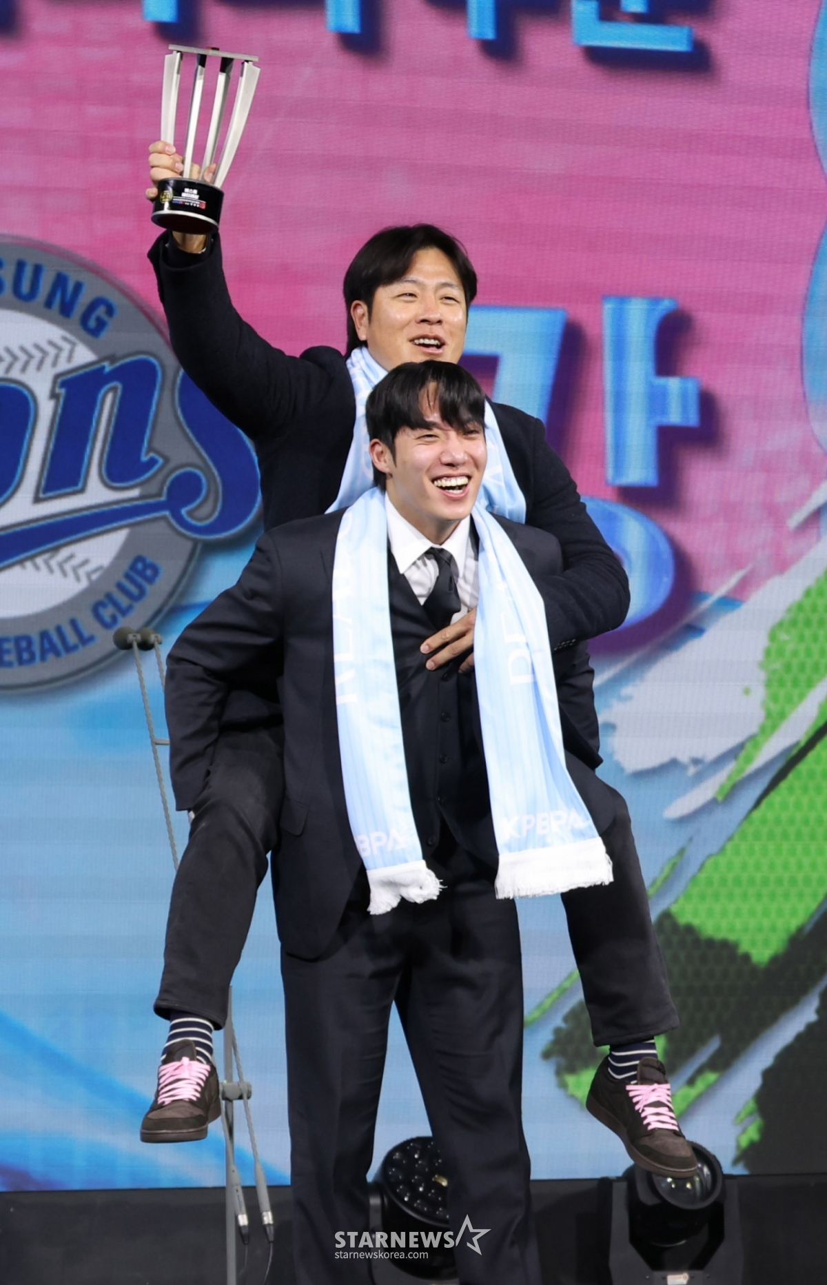 The '2025 Com2uS Pro Baseball Real Glove Award' was held on the 1st at the Grand Walkerhill Seoul in Gwangjin-gu, Seoul. Samsung's Won Tae-in and Kang Min-ho are posing after being named to the Best Bae Teo-ri-sang (수상) team. The Real Glove Award is Korea's only player-led ceremony where professional baseball players directly vote to evaluate their teammates' performances and select the best player at each position. /Photo=Kim Jin-kyung kim.jinkyung@