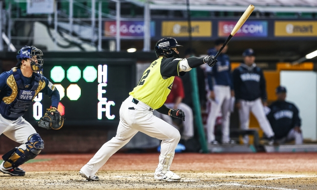 Kim Jae-hwan de SSG (a la derecha) golpea un hit de sacrificio con 1 carrera impulsada mediante un bateo técnico en el tercer inning contra NC. /Foto=SSG Landers