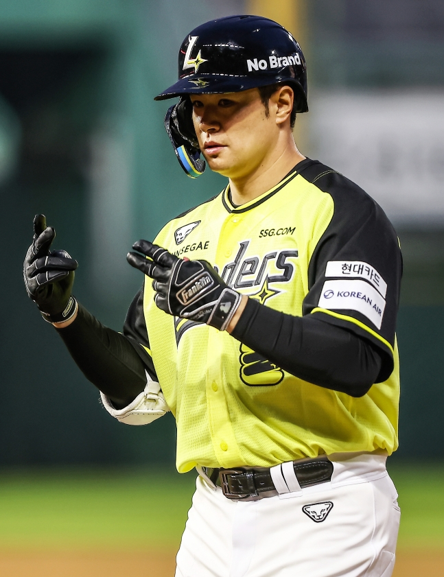 Kim Jae-hwan de SSG realiza una celebración tras conectar un hit de sacrificio con 1 carrera impulsada mediante un bateo técnico en el tercer inning contra NC el día 7. /Foto=SSG Landers