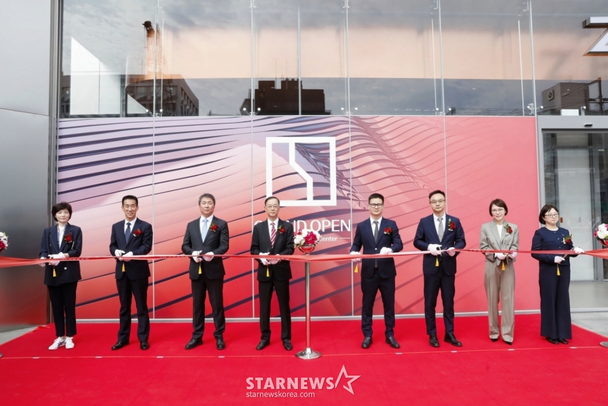 From right to left: Zeekr Korea Lim Hyeon-gi (CEO), Zeekr International COO Jeff Cao, Zeekr International CEO Chen Yu, and ZK Mobility Jang In-u (CEO) / Photo provided by Zeekr Korea