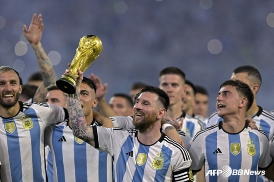Lionel Messi (center) celebrates the 2022 Qatar World Cup victory with his Argentina national team teammates. /AFPBBNews=NEWS1