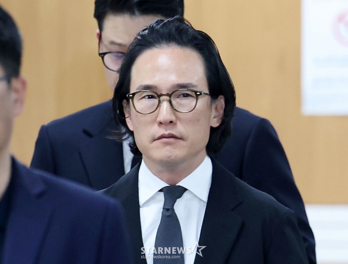 [ソウル=ニューシス]ホン·ヒョシク記者=韓国&amp;カンパニーグループのチョ·ヒョンボム会長が29日午後、ソウル瑞草区のソウル中央地方裁判所で開かれた200億台横領·背任疑惑関連宣告公判に出席している。 2025.05.29.photo@newsis.com /写真=ホン·ヒョシク