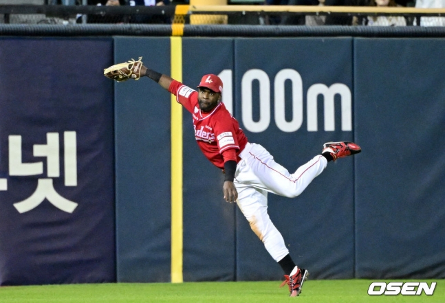 Guillermo Heredia de SSG Landers atrapó un elevado de sacrificio en el jardín izquierdo de Daz Cameron en la parte baja de la quinta entrada con un out y bases llenas durante el partido de visita contra Doosan Bears el día 8, y envió el balón hacia home.