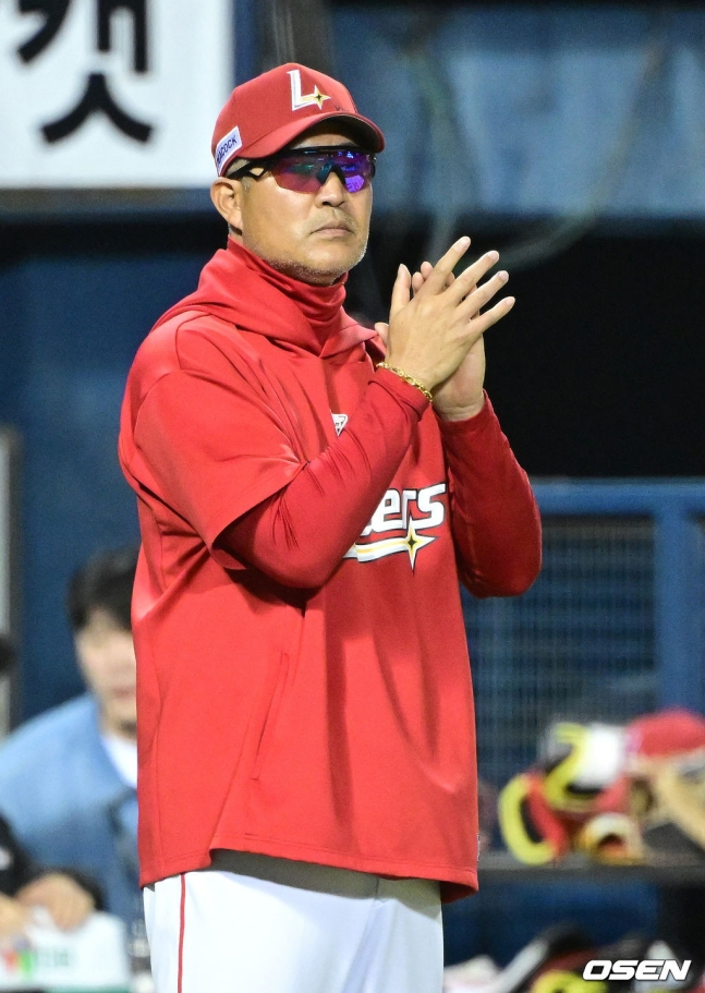 El entrenador de SSG, Lee Seung-yong, aplaude y anima a los jugadores tras la victoria.