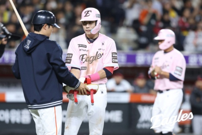 Hanwha's Sim Woo-jun reaches base during the the 8th game against LG in Daejeon. /Photo=Hanwha Eagles