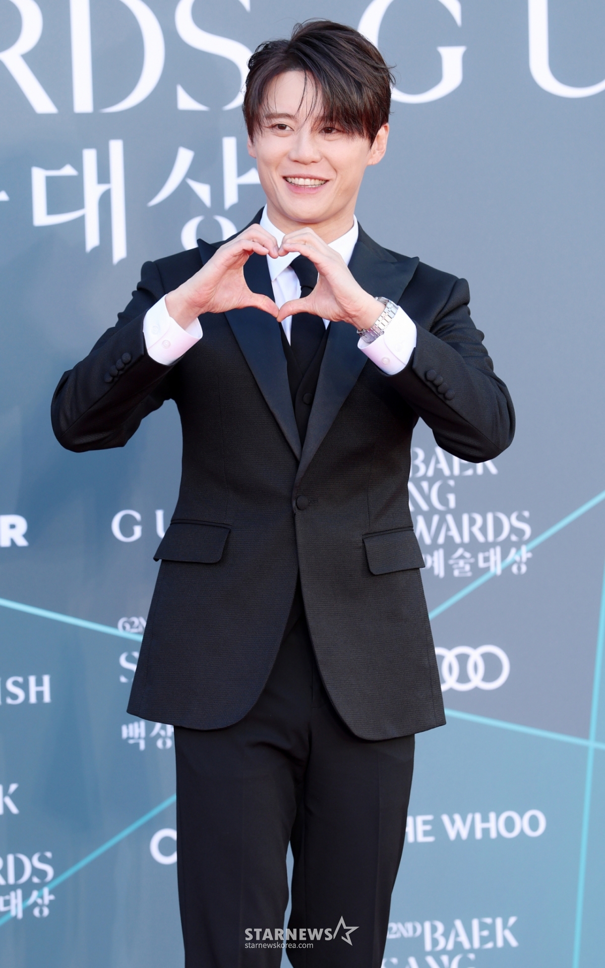 Ngày 8/5, ca sĩ kiêm diễn viên Kim Junsu đang tạo dáng tại thảm đỏ Baeksang Arts Awards lần thứ 62 diễn ra tại COEX, Gangnam-gu, Seoul. /2026.05.08 /Ảnh = Kim Hwi Sun hwijpg@