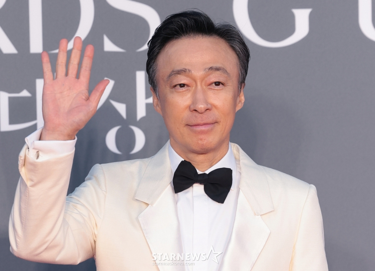 (서울=뉴스1) 권현진 기자 = 배우 이성민 8일 서울 강남구 코엑스에서 열린 ‘제62회 백상예술대상’ 레드카펫 행사에 참석해 포즈를 취하고 있다. 2026.5.8/뉴스1 Copyright © 뉴스1. All rights reserved. 무단 전재 및 재배포, AI학습 이용 금지. /사진=(서울=뉴스1) 권현진 기자